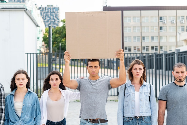 Personnes debout à la manifestation