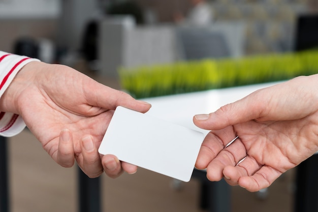 Personnes détenant un angle élevé de carte de visite