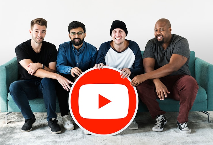 Photo gratuit personnes détenant une icône youtube