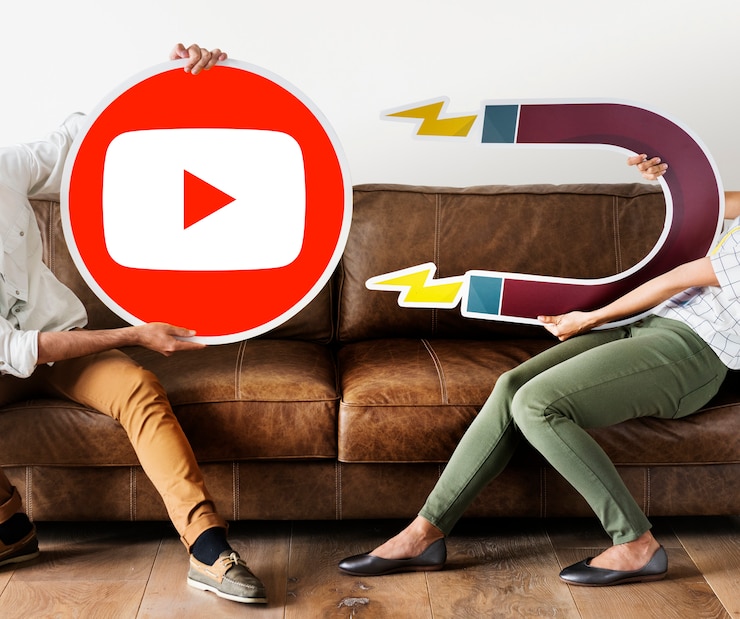Photo gratuit personnes détenant une icône youtube