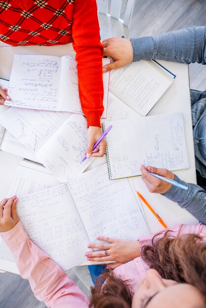 Personnes effectuant des calculs sur un ordinateur de bureau