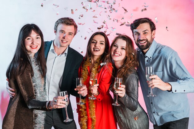 Personnes embrassant et griller avec des verres de champagne