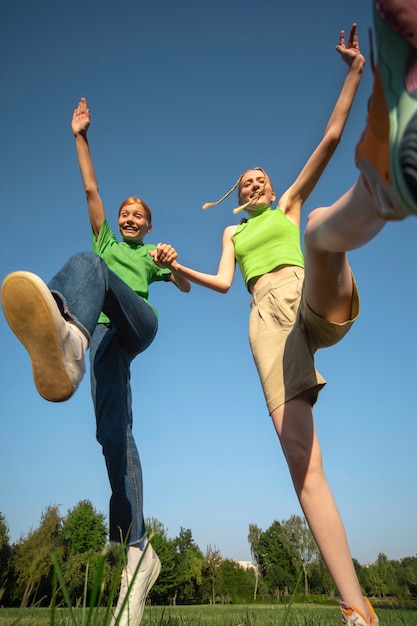 Photo gratuite personnes éprouvant du bonheur dans la nature