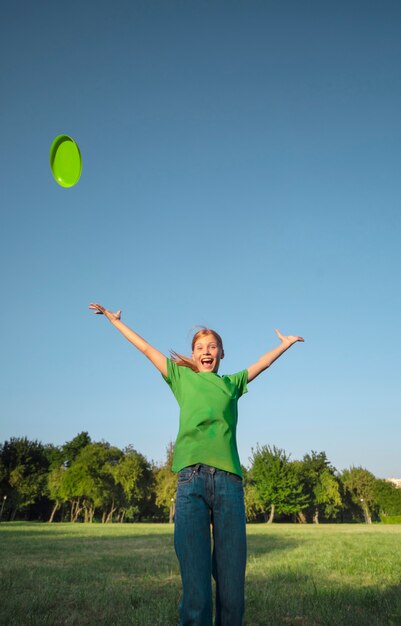 Personnes éprouvant du bonheur dans la nature