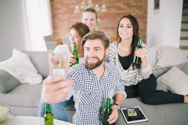 Photo gratuite personnes excitées avec des bières prenant selfie