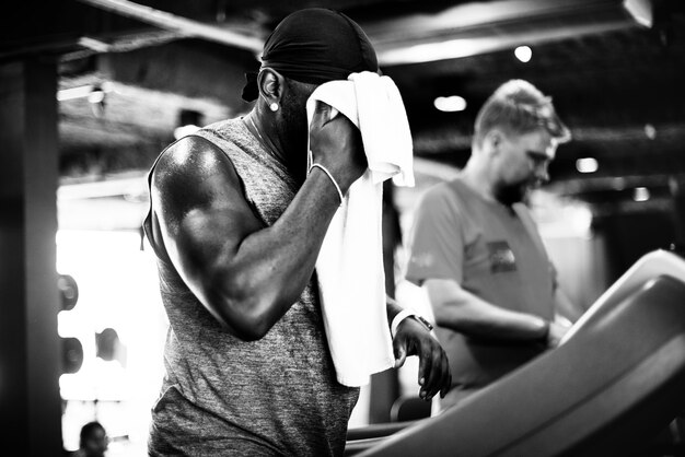 Personnes exerçant à la salle de fitness