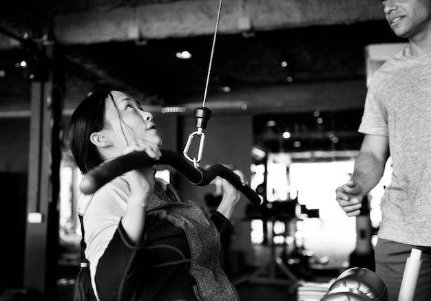 Personnes exerçant à la salle de fitness