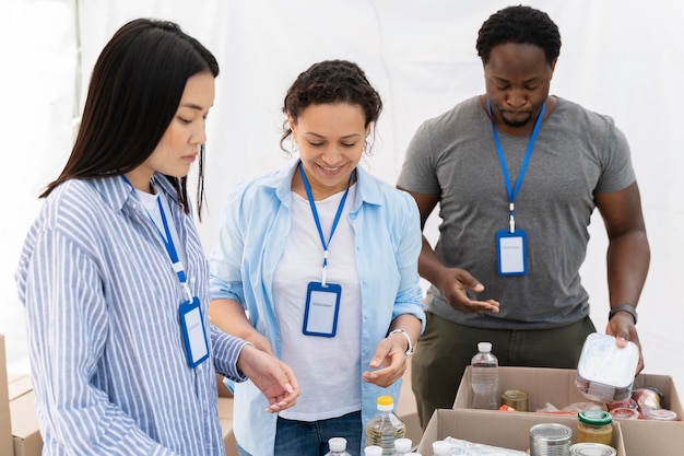 Photo gratuite personnes faisant du bénévolat dans une banque alimentaire