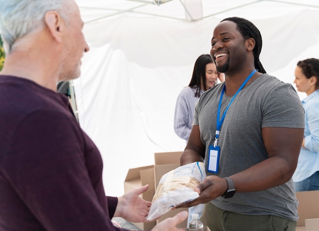 Photo gratuite personnes faisant du bénévolat dans une banque alimentaire