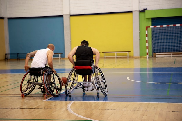 Photo gratuite les personnes faisant du sport en situation de handicap