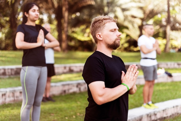 Personnes faisant du yoga au parc