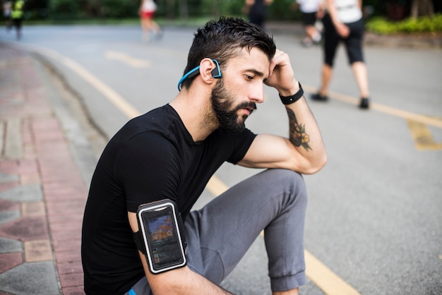 Personnes faisant de l&#39;exercice dans un parc