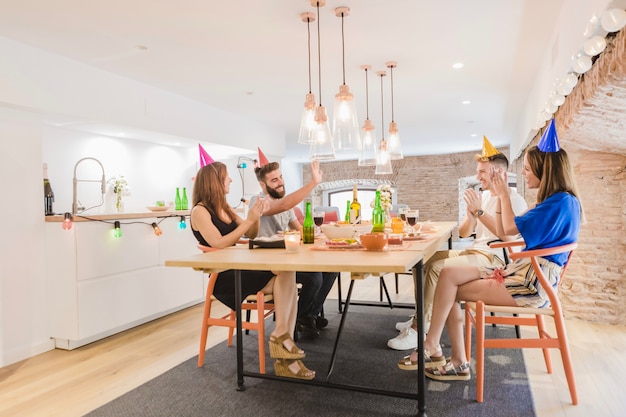 Photo gratuite personnes faisant la fête au bureau