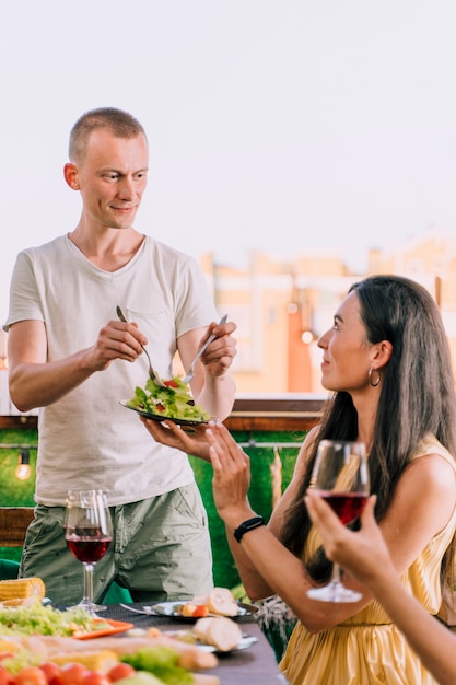 Photo gratuite personnes à la fête sur le toit