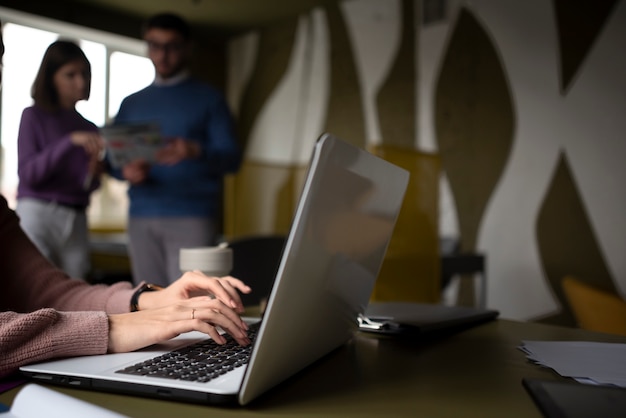 Photo gratuite personnes floues travaillant au bureau