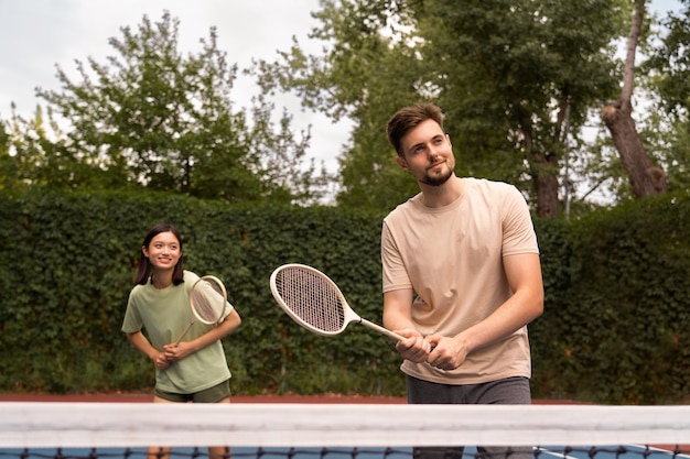 Photo gratuite personnes jouant au badminton vue de face