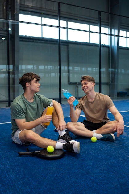 Photo gratuite personnes jouant au paddle-tennis à l'intérieur