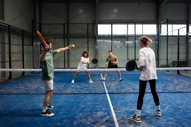 Personnes jouant au paddle-tennis à l'intérieur