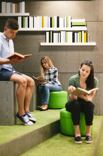 Personnes lisant des livres dans la chambre