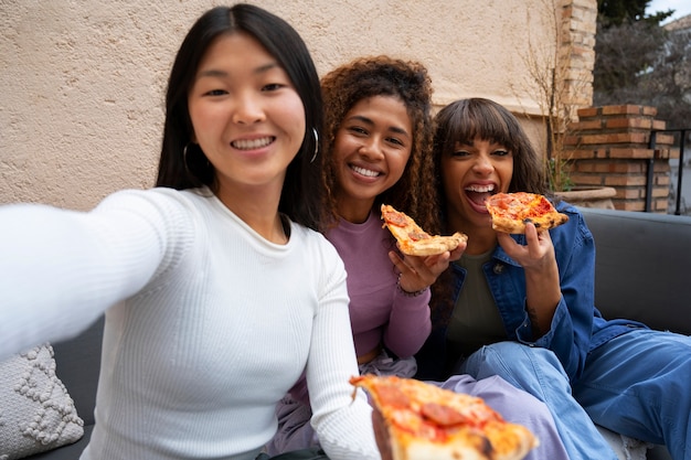 Photo gratuite personnes mangeant des pizzas