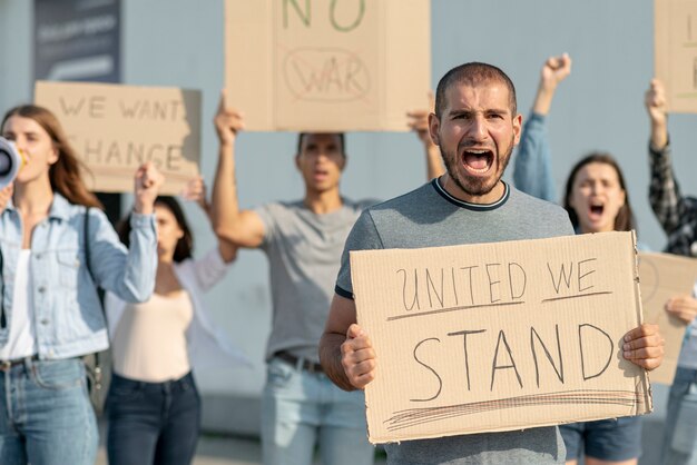Personnes marchant ensemble lors d'une manifestation