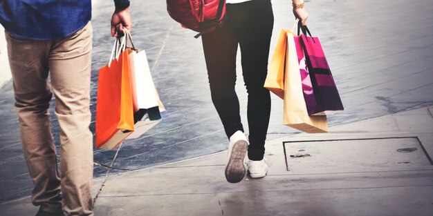 Personnes marchant avec des sacs à provisions