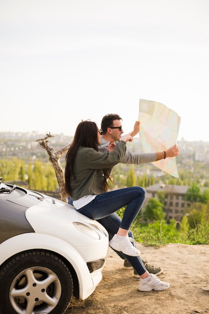 Photo gratuite personnes naviguant avec une carte lors d'un voyage en voiture