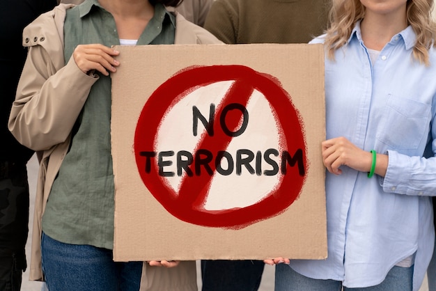Photo gratuite personnes ne tenant aucune pancarte contre le terrorisme lors d'une manifestation