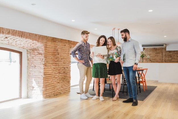 Photo gratuite personnes avec un ordinateur portable dans le bureau