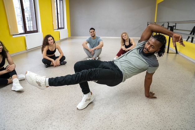 Personnes participant à un cours de danse-thérapie