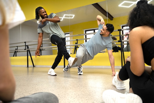 Personnes participant à un cours de danse-thérapie