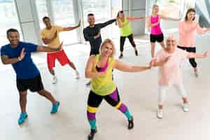 Photo gratuite personnes participant à un cours de zumba