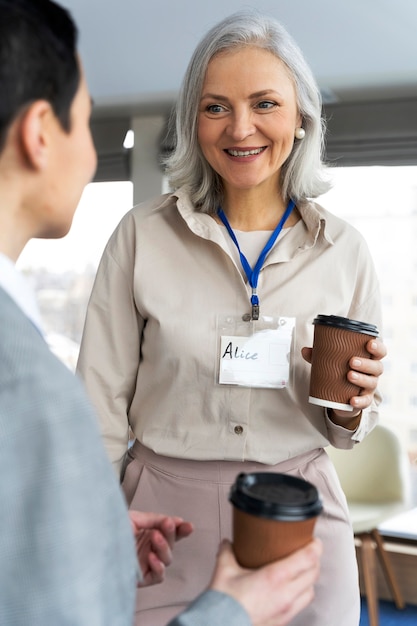 Personnes participant à un événement professionnel