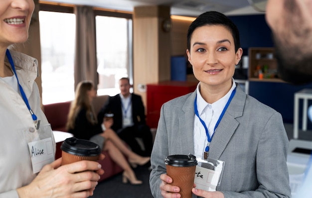 Personnes participant à un événement professionnel