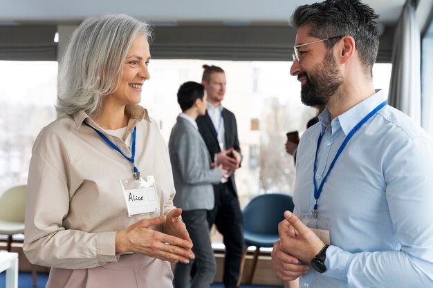 Personnes participant à un événement professionnel