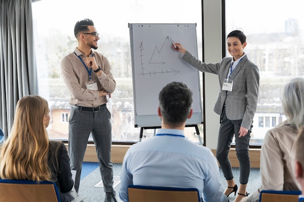 Personnes participant à un événement professionnel