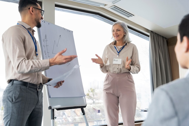 Personnes participant à un événement professionnel