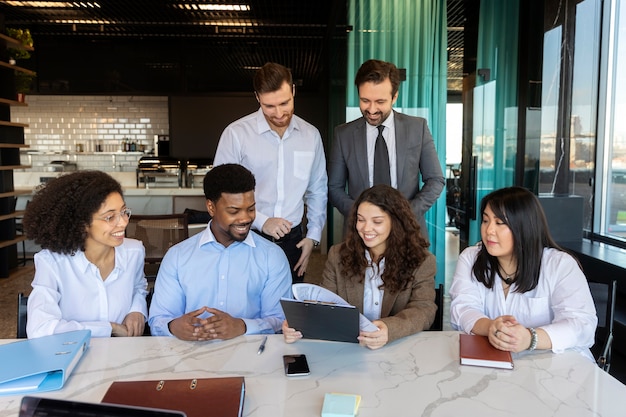 Personnes participant à un événement professionnel