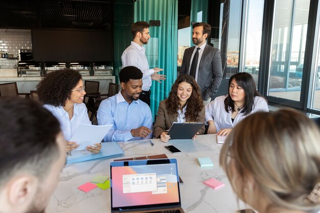 Personnes participant à un événement professionnel