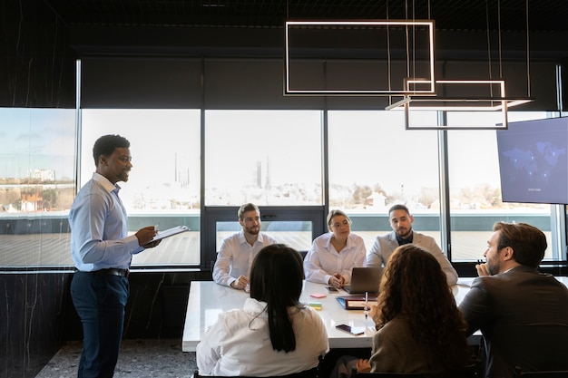 Personnes participant à un événement professionnel