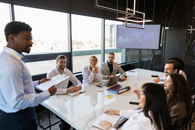 Personnes participant à un événement professionnel