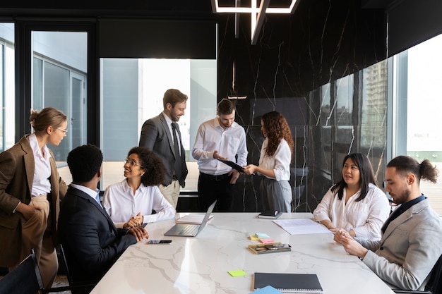 Personnes participant à un événement professionnel