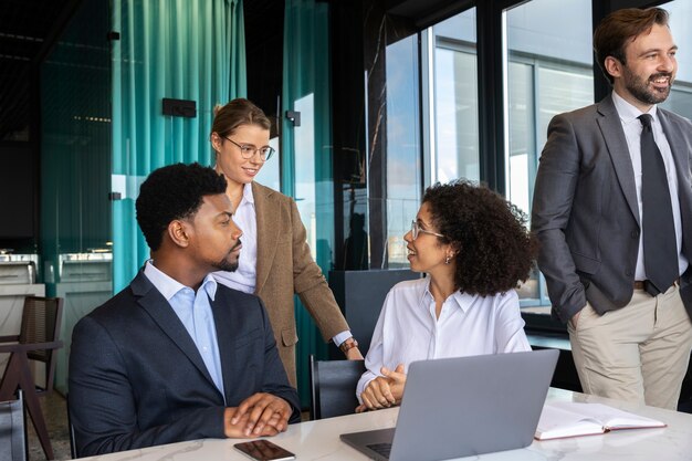 Personnes participant à un événement professionnel