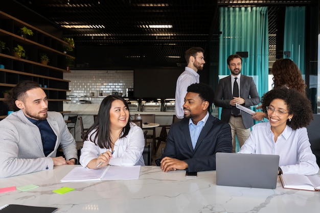 Personnes participant à un événement professionnel