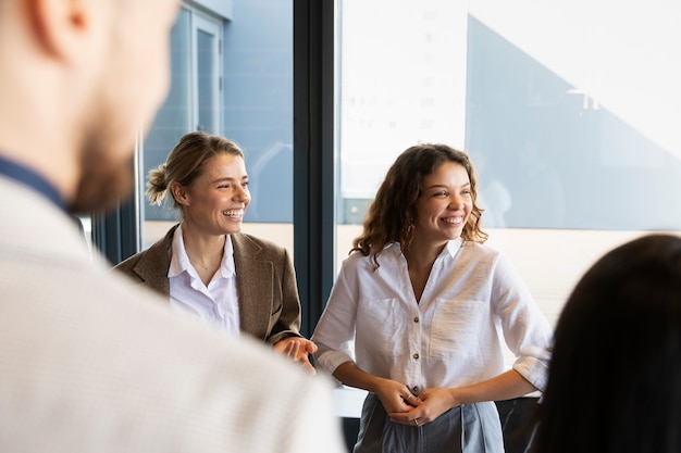 Personnes participant à un événement professionnel