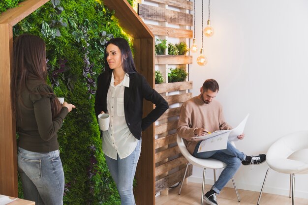 Personnes en pause au bureau