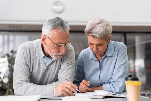 Des personnes de plan moyen apprennent ensemble