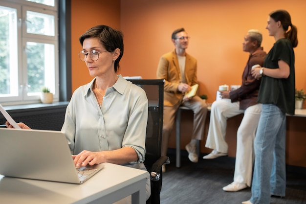 Personnes à plan moyen au travail