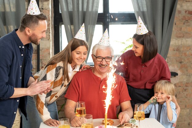 Personnes à plan moyen célébrant leur anniversaire