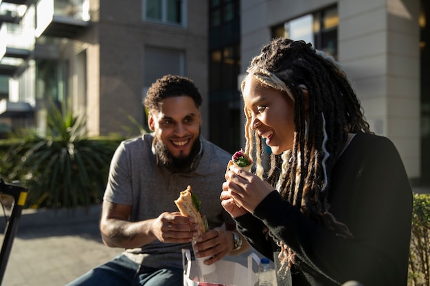 Personnes à plan moyen avec une cuisine délicieuse